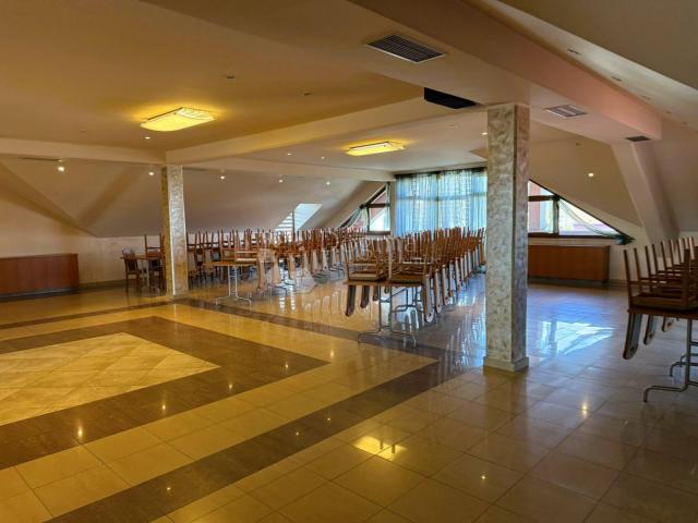 Prostrana poslovna zgrada - idealna za restoran, trgovinu i događanja