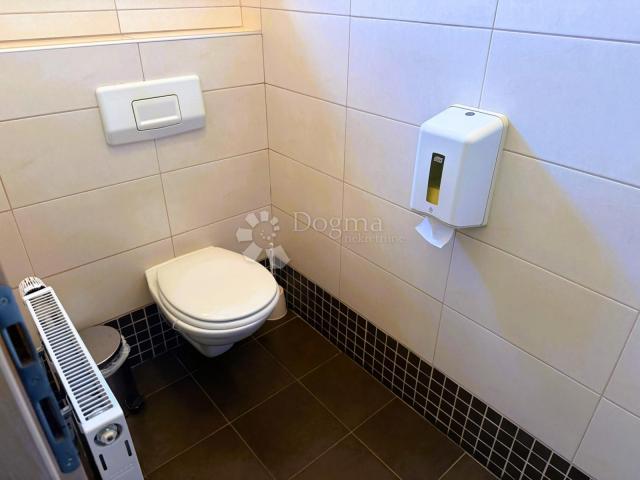 Prostrana poslovna zgrada - idealna za restoran, trgovinu i događanja