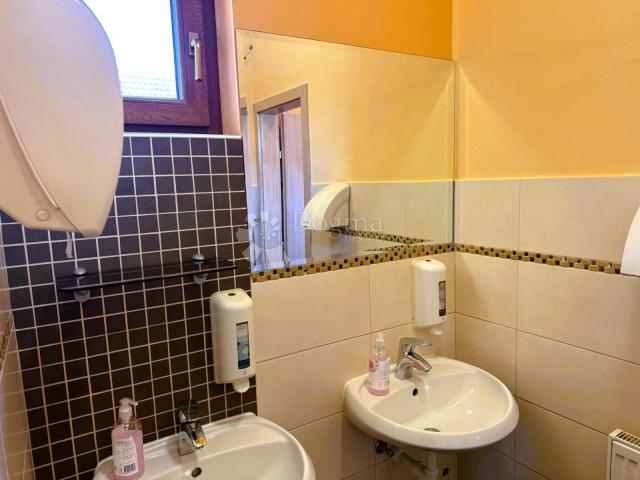Prostrana poslovna zgrada - idealna za restoran, trgovinu i događanja