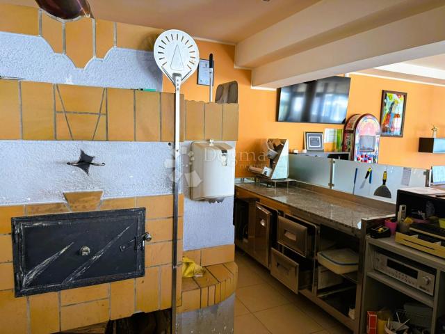 Prostrana poslovna zgrada - idealna za restoran, trgovinu i događanja