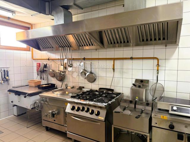 Prostrana poslovna zgrada - idealna za restoran, trgovinu i događanja