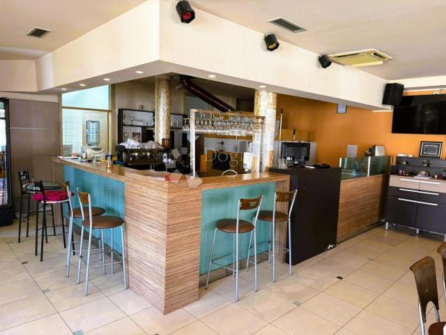 Prostrana poslovna zgrada - idealna za restoran, trgovinu i događanja