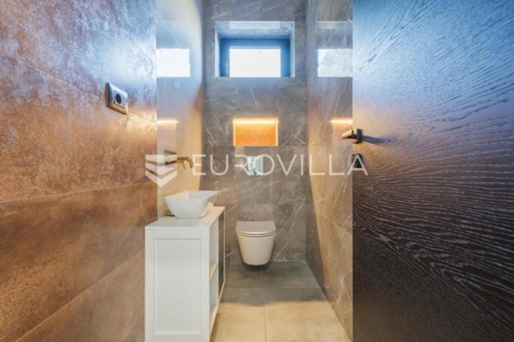 Premantura, unikatna i elegantnan vila s bazenom na velikoj uređenoj okućnici