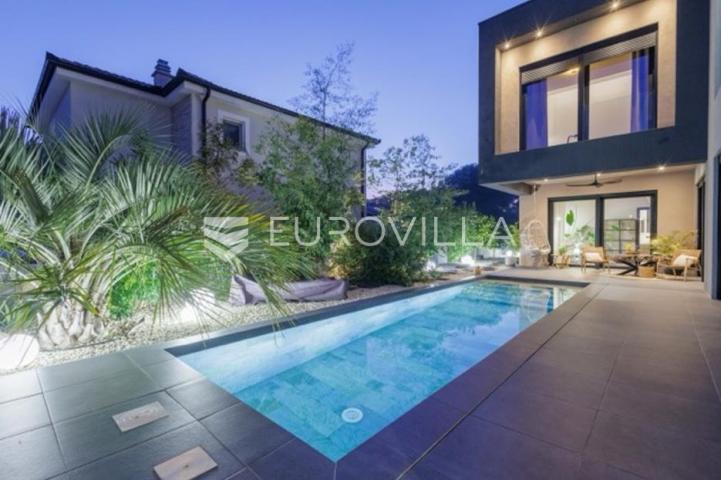 Premantura, unikatna i elegantnan vila s bazenom na velikoj uređenoj okućnici