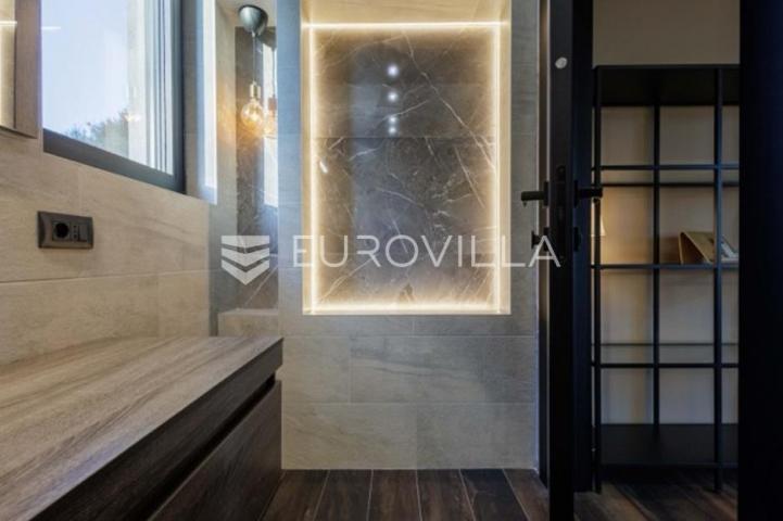 Premantura, unikatna i elegantnan vila s bazenom na velikoj uređenoj okućnici