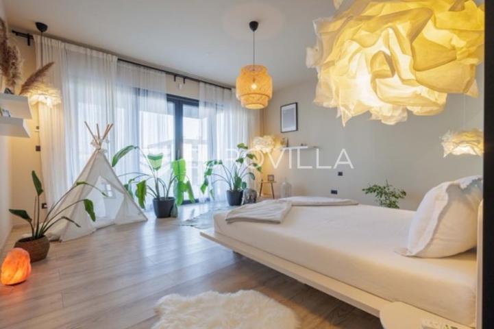 Premantura, unikatna i elegantnan vila s bazenom na velikoj uređenoj okućnici
