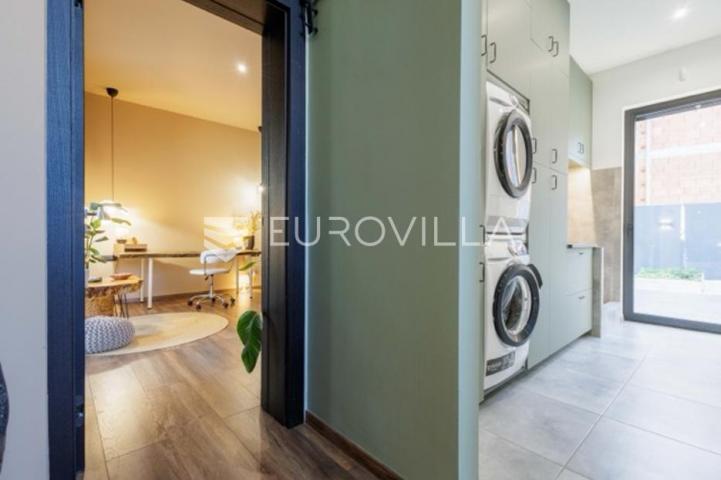 Premantura, unikatna i elegantnan vila s bazenom na velikoj uređenoj okućnici