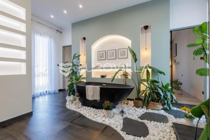 Premantura, unikatna i elegantnan vila s bazenom na velikoj uređenoj okućnici