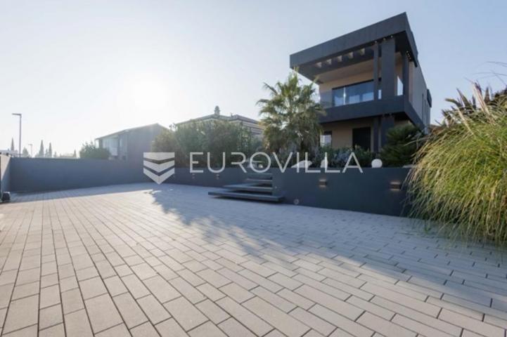 Premantura, unikatna i elegantnan vila s bazenom na velikoj uređenoj okućnici