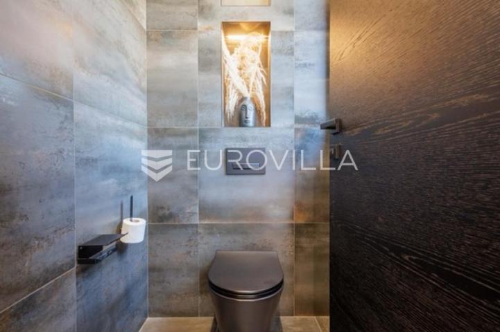 Premantura, unikatna i elegantnan vila s bazenom na velikoj uređenoj okućnici