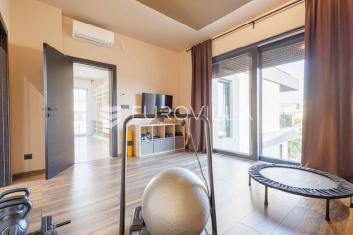 Premantura, unikatna i elegantnan vila s bazenom na velikoj uređenoj okućnici