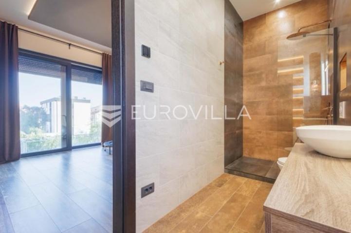 Premantura, unikatna i elegantnan vila s bazenom na velikoj uređenoj okućnici