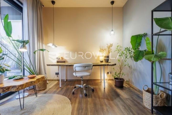 Premantura, unikatna i elegantnan vila s bazenom na velikoj uređenoj okućnici