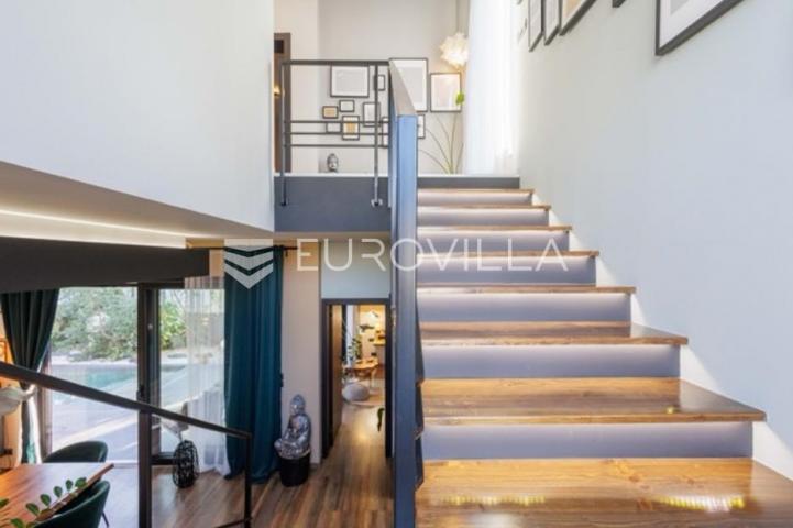 Premantura, unikatna i elegantnan vila s bazenom na velikoj uređenoj okućnici
