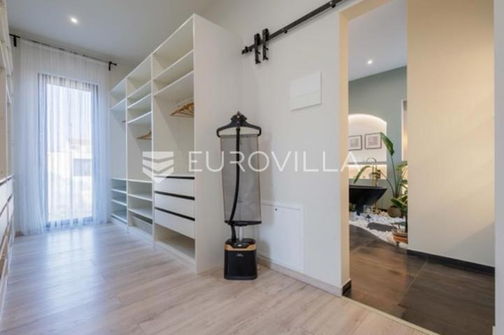 Premantura, unikatna i elegantnan vila s bazenom na velikoj uređenoj okućnici