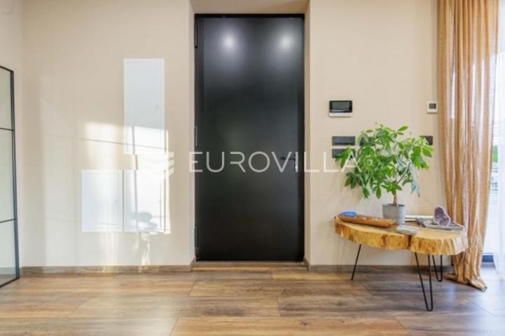 Premantura, unikatna i elegantnan vila s bazenom na velikoj uređenoj okućnici