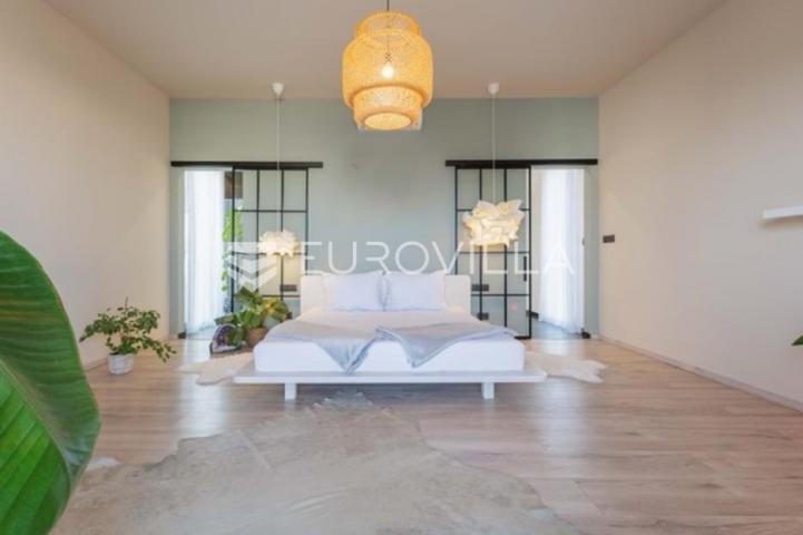Premantura, unikatna i elegantnan vila s bazenom na velikoj uređenoj okućnici