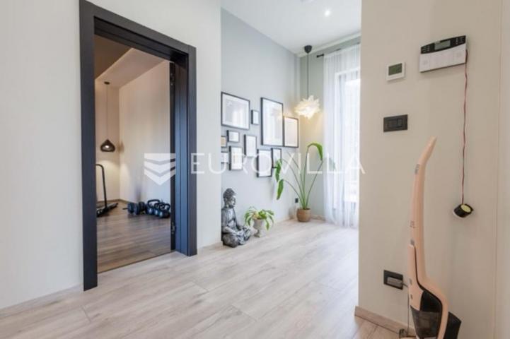Premantura, unikatna i elegantnan vila s bazenom na velikoj uređenoj okućnici