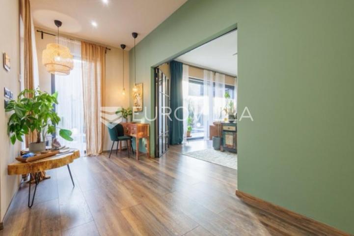 Premantura, unikatna i elegantnan vila s bazenom na velikoj uređenoj okućnici