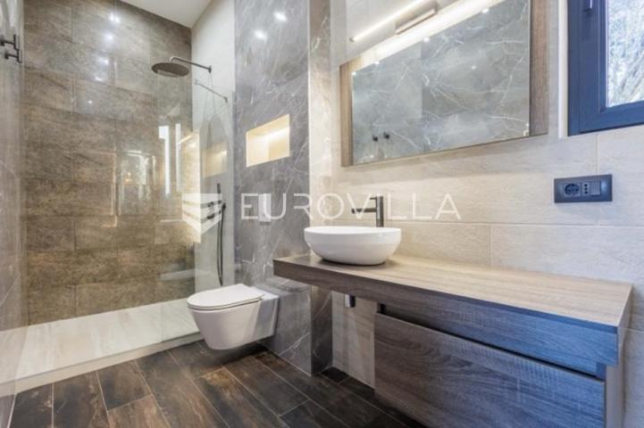 Premantura, unikatna i elegantnan vila s bazenom na velikoj uređenoj okućnici