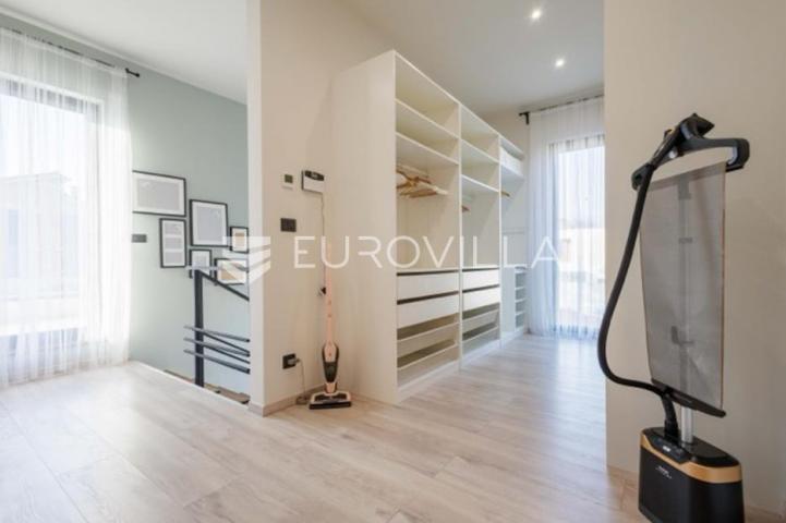 Premantura, unikatna i elegantnan vila s bazenom na velikoj uređenoj okućnici