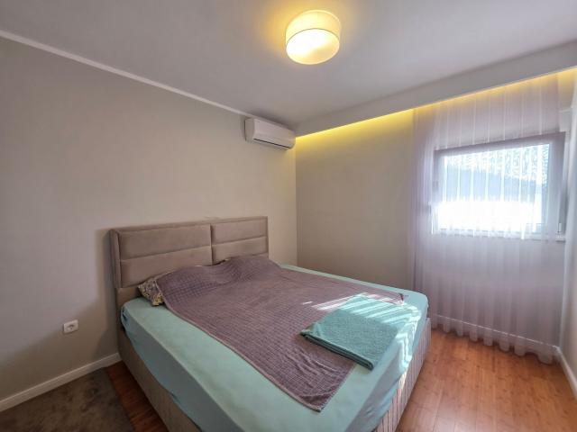 Dvosoban moderno opremljen stan 68m2 sa pogledom na more-Pržno