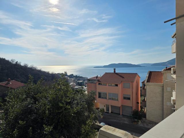 Dvosoban moderno opremljen stan 68m2 sa pogledom na more-Pržno