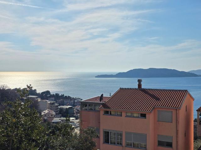 Dvosoban moderno opremljen stan 68m2 sa pogledom na more-Pržno