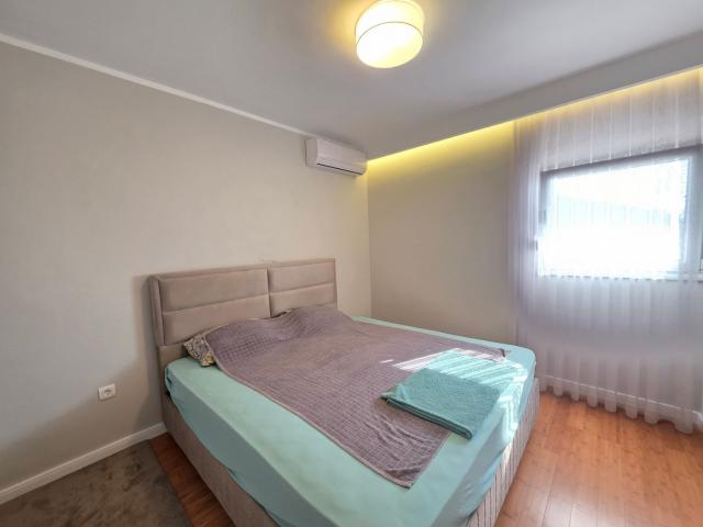 Dvosoban moderno opremljen stan 68m2 sa pogledom na more-Pržno
