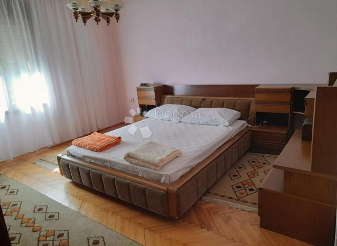 NAŠICE - Kuća uz glavnu cestu sa okućnicom! 279m2