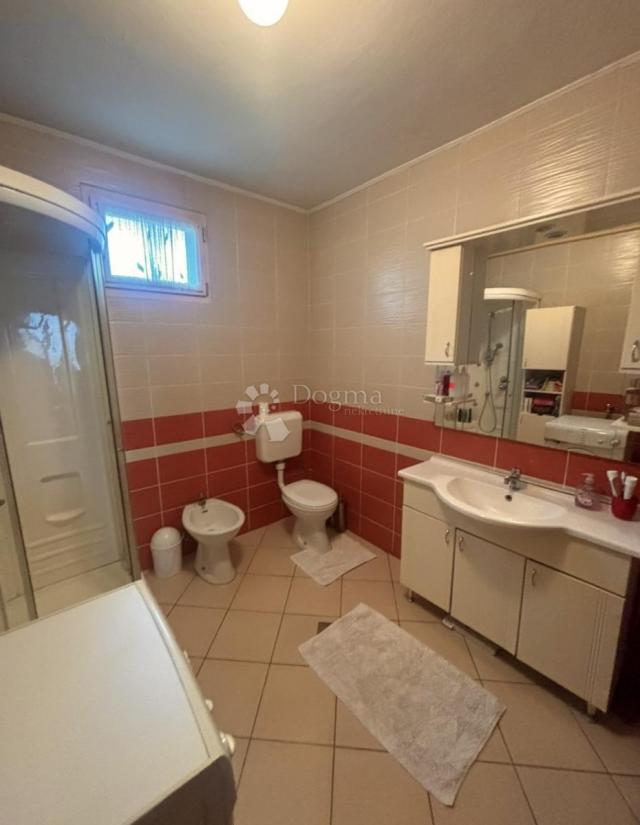 NAŠICE - Kuća uz glavnu cestu sa okućnicom! 279m2