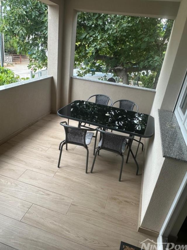 Nekretnina s 5 stambenih jedinica 800 met do Jadro plaže