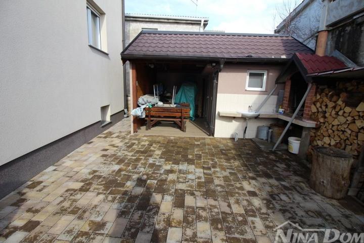 Nekretnina s 5 stambenih jedinica 800 met do Jadro plaže
