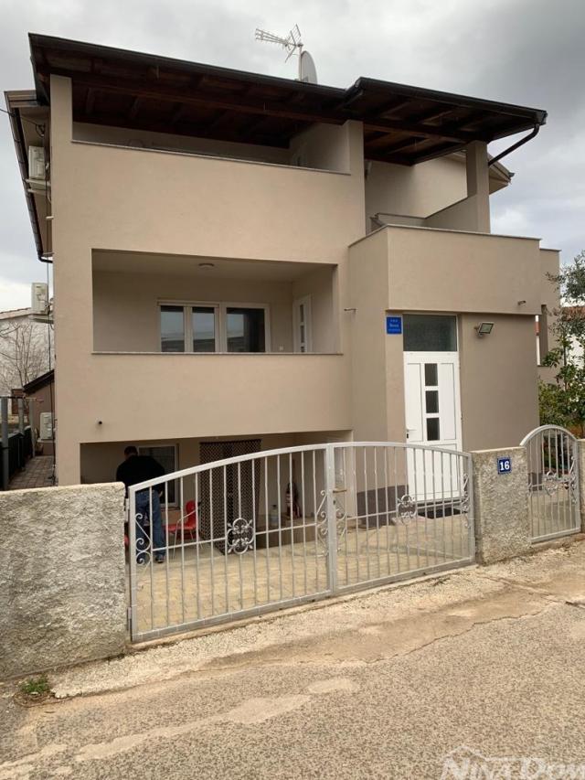 Nekretnina s 5 stambenih jedinica 800 met do Jadro plaže