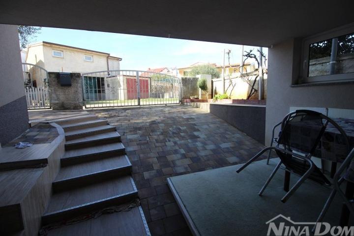 Nekretnina s 5 stambenih jedinica 800 met do Jadro plaže