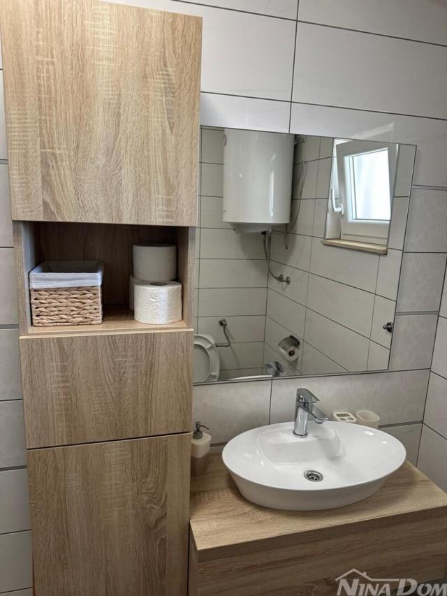 Nekretnina s 5 stambenih jedinica 800 met do Jadro plaže