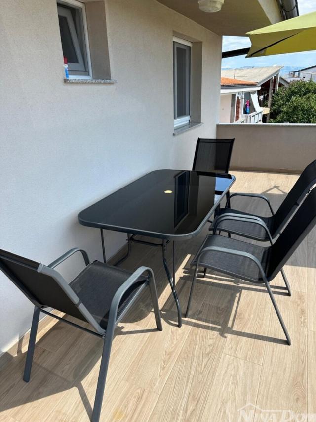 Nekretnina s 5 stambenih jedinica 800 met do Jadro plaže