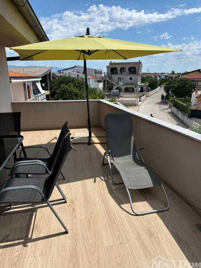 Nekretnina s 5 stambenih jedinica 800 met do Jadro plaže