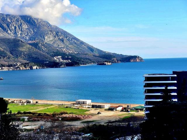 Ekskluzivno u Sunset Bečićima: Prostor, pogled i sigurnost!