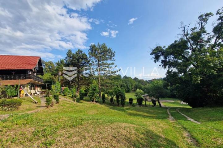 Laduč, drvena kuća 183 m² na zemljištu 5.064 m²