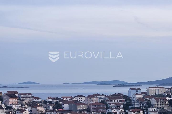 Trogir, Seget zemljište 530 m² s dozvolom za gradnju s pogledom na more