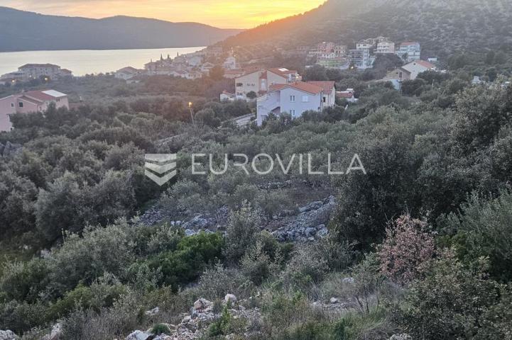 Trogir, Seget zemljište 530 m² s dozvolom za gradnju s pogledom na more