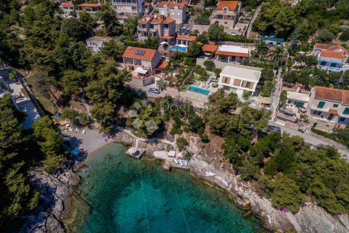 EKSKLUZIVNA VILA NA BRAČU, LUKSUZ I ELEGANCIJA - PRVI RED DO MORA!