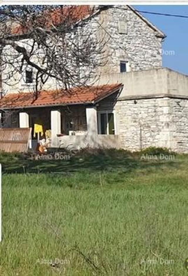 Kuća Prodaje se stara kamena kuca s zemljistem Barban idealno za kucu za odmor