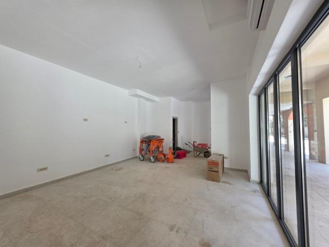Poslovni prostor 41.77 u novom stambeno poslovnoj zgradi-Budva, Adok