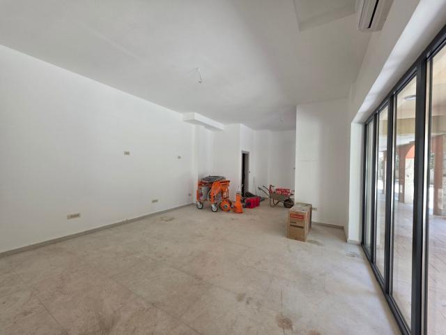 Poslovni prostor 41.77 u novom stambeno poslovnoj zgradi-Budva, Adok