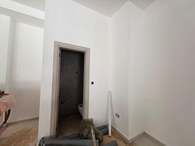 Poslovni prostor 41.77 u novom stambeno poslovnoj zgradi-Budva, Adok
