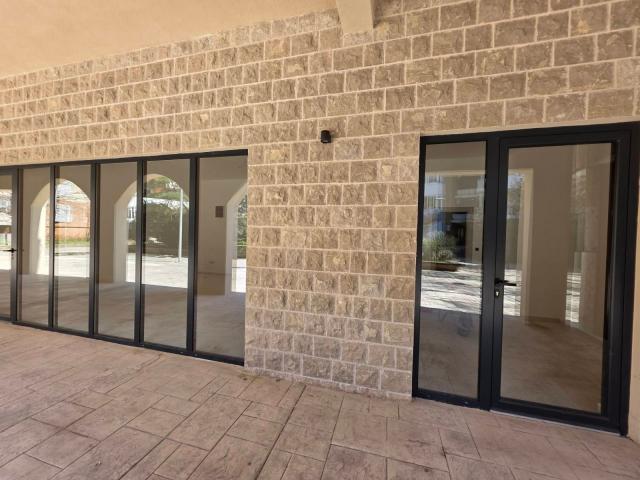 Poslovni prostor 41.77 u novom stambeno poslovnoj zgradi-Budva, Adok