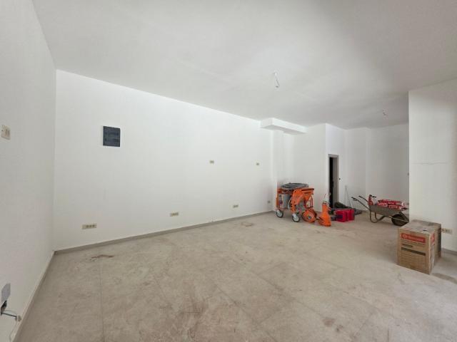 Poslovni prostor 41.77 u novom stambeno poslovnoj zgradi-Budva, Adok
