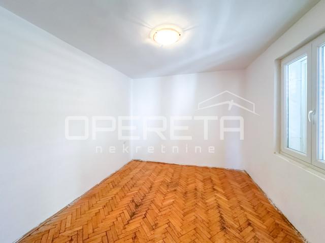Stan za renovaciju na odličnoj lokaciji u Murteru